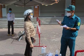 Mỗi hộ dân được đi chợ 3 ngày/lần vào các ngày chẵn, lẻ khác nhau. (Ảnh: Xuân Triệu/TTXVN)