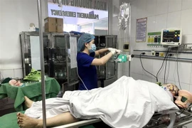 Một nạn nhân trong vụ tai nạn được cấp cứu tại Bệnh viện Đa khoa 115 Nghệ An. (Ảnh: Tá Chuyên/TTXVN)