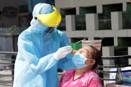 Lấy mẫu xét nghiệm cho người dân phường Cái Khế (quận Ninh Kiều, thành phố Cần Thơ. (Ảnh: Trung Kiên/TTXVN)