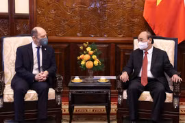 Chủ tịch nước Nguyễn Xuân Phúc tiếp Đại sứ Cộng hoà Đông Uruguay Raúl Juan Pollak Giampietro đến trình Quốc thư. (Ảnh: Thống Nhất/TTXVN)