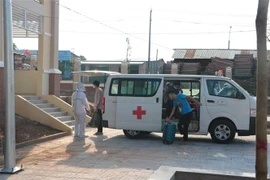 Đón người vào khu cách ly tập trung tại trường Tiểu học Trần Phú, xã Suối Rao, huyện Châu Đức, Bà Rịa-Vũng Tàu. (Ảnh: Hoàng Nhị/TTXVN)