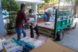 Vận chuyển quà tặng công nhân vệ sinh môi trường có hoàn cảnh khó khăn. (Ảnh: Trần Lê Lâm/TTXVN)