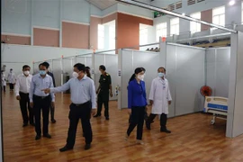 Lãnh đạo tỉnh Bình Phước và thành phố Đồng Xoài tham quan khu điều trị của bệnh viện dã chiến Đồng Xoài. (Ảnh: Đậu Tất Thành/TTXVN)