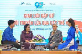 Giao lưu với các cán bộ Đoàn thanh niên TTXVN qua các thế hệ. (Ảnh: Minh Đức/TTXVN)
