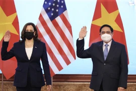 Thủ tướng Phạm Minh Chính đón Phó Tổng thống Hoa Kỳ Kamala Harris. (Ảnh: Dương Giang/TTXVN)