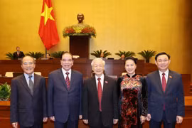 Tổng Bí thư Nguyễn Phú Trọng và Chủ tịch Quốc hội Vương Đình Huệ cùng các nguyên lãnh đạo Đảng, Nhà nước, nguyên Chủ tịch Quốc hội qua các thời kỳ dự bế mạc Kỳ họp thứ 11, Quốc hội khóa XIV. (Ảnh: Trí Dũng/TTXVN)