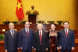 Tổng Bí thư Nguyễn Phú Trọng và Chủ tịch Quốc hội Vương Đình Huệ cùng các nguyên lãnh đạo Đảng, Nhà nước, nguyên Chủ tịch Quốc hội qua các thời kỳ dự bế mạc Kỳ họp thứ 11, Quốc hội khóa XIV. (Ảnh: Trí Dũng/TTXVN)
