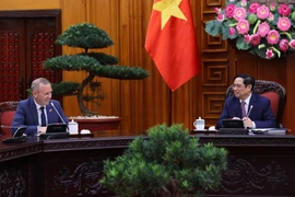 Thủ tướng Phạm Minh Chính tiếp Đại sứ Liên hiệp Vương quốc Anh và Bắc Ireland tại Việt Nam Gareth Ward. (Ảnh: Dương Giang/TTXVN)