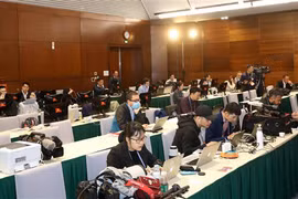 Phóng viên báo chí quốc tế tác nghiệp tại Trung tâm Báo chí Đại hội XIII của Đảng. (Ảnh: TTXVN)