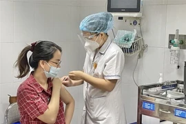 Nhân viên y tế tiêm vaccine phòng COVID-19 cho sản phụ ngày 10/9/2021. (Ảnh: TTXVN phát)