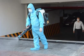 Nhân viên y tế phun khử khuẩn để phòng dịch. (Ảnh: Văn Dũng/TTXVN)