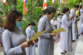 Phật tử tham dự lễ chính thức Đại lễ Phật đản Phật lịch 2565. (Ảnh: Tường Vi/TTXVN)