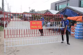 Phong tỏa Công ty House Wares để lấy mẫu xét nghiệm cho tất cả công nhân. (Ảnh: Văn Hướng/TTXVN)