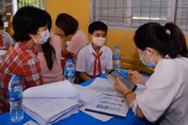 Phỏng vấn học sinh và người giám hộ về khẩu phần dinh dưỡng hằng ngày tháng 11/2020. (Nguồn: Vietnam+)
