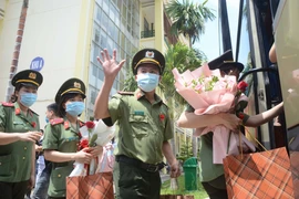 Các y, bác sỹ của đoàn công tác lên đường hỗ trợ thành phố Hồ Chí Minh phòng, chống dịch. (Ảnh: Văn Dũng/TTXVN)