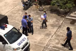 Trung tá Đinh Đình Việt bị Cơ quan điều tra Viện Kiểm sát Nhân dân Tối cao bắt giữ tại trụ sở Công an quận Đồ Sơn trưa 11/5. (Nguồn: PLO)
