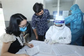 Khai báo y tế trước khi lấy mẫu xét nghiệm. (Ảnh: Phan Tuấn Anh/TTXVN)