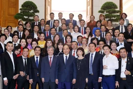 Thủ tướng Nguyễn Xuân Phúc với các đại biểu Hội Phát triển hợp tác kinh tế Việt Nam-ASEAN (VASEAN). (Ảnh: Thống Nhất/TTXVN)