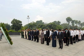 Đoàn đại biểu dành một phút mặc niệm tưởng nhớ các Mẹ Việt Nam Anh hùng, các Anh hùng liệt sỹ tại Nghĩa trang Liệt sỹ thành phố (Đồi không tên, thành phố Thủ Đức). (Ảnh: Thanh Vũ/TTXVN)