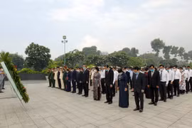 Đoàn đại biểu dành một phút mặc niệm tưởng nhớ các Mẹ Việt Nam Anh hùng, các Anh hùng liệt sỹ tại Nghĩa trang Liệt sỹ thành phố (Đồi không tên, thành phố Thủ Đức). (Ảnh: Thanh Vũ/TTXVN)