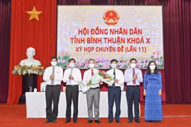 Ông Phan Văn Đăng (thứ 3 từ phải sang) được bầu làm Phó Chủ tịch UBND tỉnh Bình Thuận. (Ảnh: Hồng Hiếu/TTXVN)