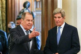 Ngoại trưởng Nga Sergei Lavrov (trái) và Đặc phái viên Mỹ về vấn đề khí hậu John Kerry tại cuộc gặp ở Moskva ngày 12/7/2021. (Ảnh: AFP/TTXVN)