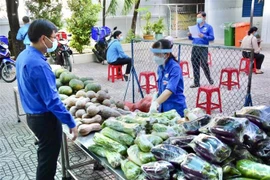 Thực phẩm tươi được chia thành nhiều phần để chuyển đến các khu vực đang bị phong tỏa. (Ảnh: Hồng Giang/TTXVN)