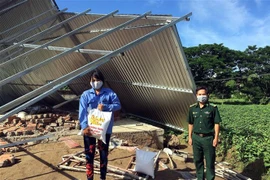 Lãnh đạo Đồn Biên phòng Vĩnh Châu thăm, tặng quà hỗ trợ các gia đình bị thiệt hại do lốc xoáy và bị ảnh hưởng bởi dịch COVID-19. (Ảnh: TTXVN phát)