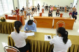 Phường Nguyễn Trãi (quận Hà Đông, Hà Nội) tổ chức chi trả tiền hỗ trợ theo NQ 68/NQ-CP cho 100 trường hợp được phê duyệt. (Ảnh: Hoàng Hiếu/TTXVN)