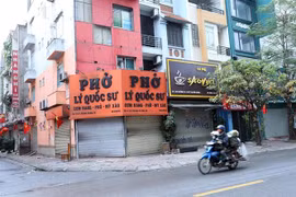 Quán ăn sáng và càphê vỉa hè tại khu đô thị Văn Quán, quận Hà Đông đóng cửa để thực hiện phòng chống COVID-19. (Ảnh: Phan Tuấn Anh/TTXVN)