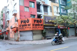 Quán ăn sáng và càphê vỉa hè tại khu đô thị Văn Quán, quận Hà Đông đóng cửa để thực hiện phòng chống COVID-19. (Ảnh: Phan Tuấn Anh/TTXVN)