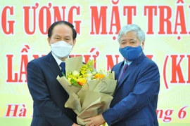 Chủ tịch Ủy ban Trung ương Mặt trận Tổ quốc Việt Nam Đỗ Văn Chiến tặng hoa chúc mừng Phó Chủ tịch, Tổng Thư ký Ủy ban Trung ương Mặt trận Tổ quốc Việt Nam Lê Tiến Châu. (Ảnh: Minh Đức/TTXVN)