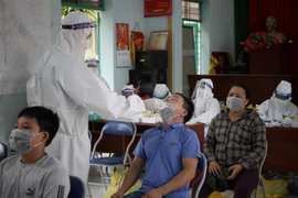 Lấy mẫu xét nghiệm tại tổ dân phố Hoàng Mai 1, thị trấn Nếnh (Bắc Giang). (Ảnh: Danh Lam/TTXVN)