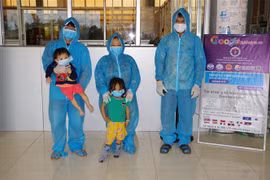 Các đối tượng nhập cảnh trái phép bị lực lượng chức năng bắt giữ. (Ảnh: Phú Quý/TTXVN phát)