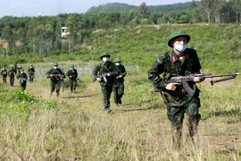 Lực lượng bộ binh tổ chức tiến công địch đang ở thế trận phòng ngự. (Ảnh: Hoàng Hùng/TTXVN)