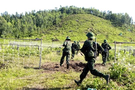 Lực lượng bộ binh tổ chức tiến công đánh cửa mở. (Ảnh: Hoàng Hùng/TTXVN)