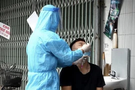 Lấy mẫu xét nghiệm cho người dân. (Ảnh: Tuấn Anh/TTXVN)