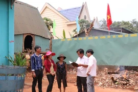 Cán bộ Ủy ban bầu cử huyện Ia Grai (Gia Lai) tăng cường tiếp xúc cử tri, tuyên truyền thông tin sâu rộng cuộc bầu cử đến đồng bào vùng dân tộc thiểu số, vùng sâu, vùng xa. (Ảnh: Hồng Điệp/TTXVN)