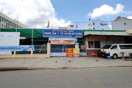 Trung tâm y tế huyện Mỹ Xuyên bị phong tỏa sau khi phát hiện ca nhiễm COVID-19. (Ảnh: Chanh Đa/TTXVN)