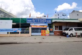 Trung tâm y tế huyện Mỹ Xuyên bị phong tỏa sau khi phát hiện ca nhiễm COVID-19. (Ảnh: Chanh Đa/TTXVN)