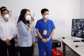 Phó Chủ tịch nước Võ Thị Ánh Xuân thăm và động viên y, bác sỹ làm nhiệm vụ tại Bệnh viện Dã chiến số 2 của tỉnh Tiền Giang. (Ảnh: Hữu Chí/TTXVN)