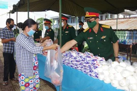 'Gian hàng 0 đồng' do Bộ Chỉ huy quân sự tỉnh Bạc Liêu tổ chức. (Ảnh: Chanh Đa/TTXVN)