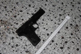 Khẩu súng các đối tượng sử dụng bị công an thu giữ. (Ảnh: TTXVN phát)