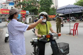 Chốt kiểm soát dịch bệnh COVID-19 ở thành phố Bắc Ninh. (Ảnh: TTXVN)