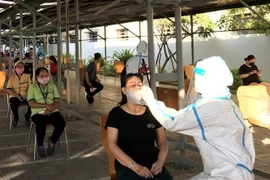 Test nhanh cho công nhân tại các khu công nghiệp ở Quảng Ngãi. (Ảnh: Lê Ngọc Phước/TTXVN)