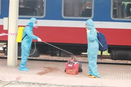 Xịt khử khuẩn khi đón công dân từ vùng dịch trở về. (Ảnh: Mai Trang/TTXVN)