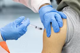 Người dân tiêm chủng vắcxin ngừa COVID-19 tại New York, Mỹ. (Ảnh: AFP/TTXVN)