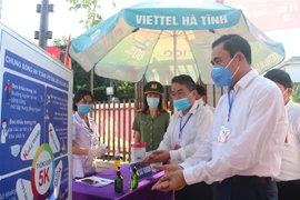 Công tác phòng chống dịch COVID-19 tại các khu vực bỏ phiếu ở Hà Tĩnh được kích hoạt ở mức cao nhất. (Ảnh: Hoàng Ngà/TTXVN)