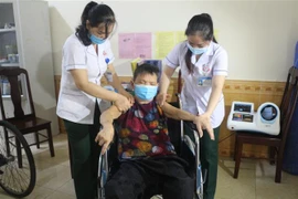 Chăm sóc người có công. (Ảnh: Bích Huệ/TTXVN)