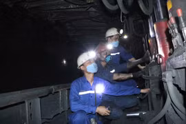 Công nhân thực hiện nghiêm việc đeo khẩu trang phòng, chống dịch trong ca lao động sàn xuất. (Nguồn: Quangninh.gov.vn)